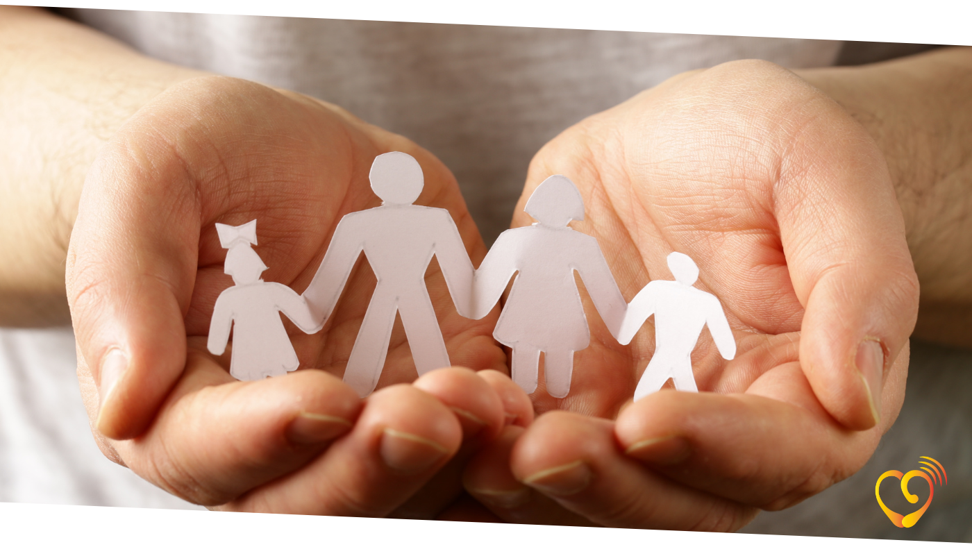 Imagem de maos dadas entre familia para suporte ao tratamento auditivo